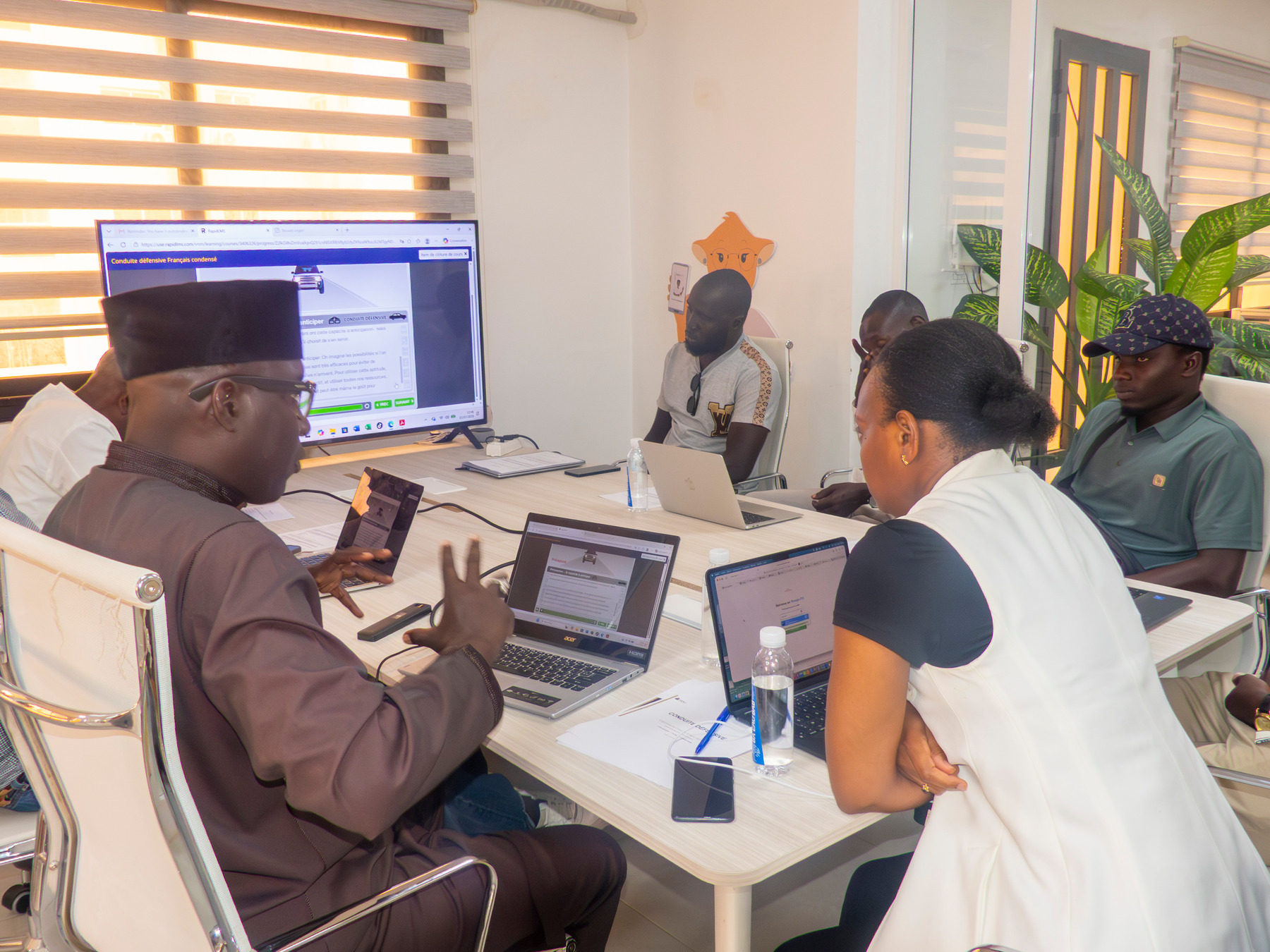 Session de formation ARMA Academy en salle, apprenants suivant le module de conduite défensive